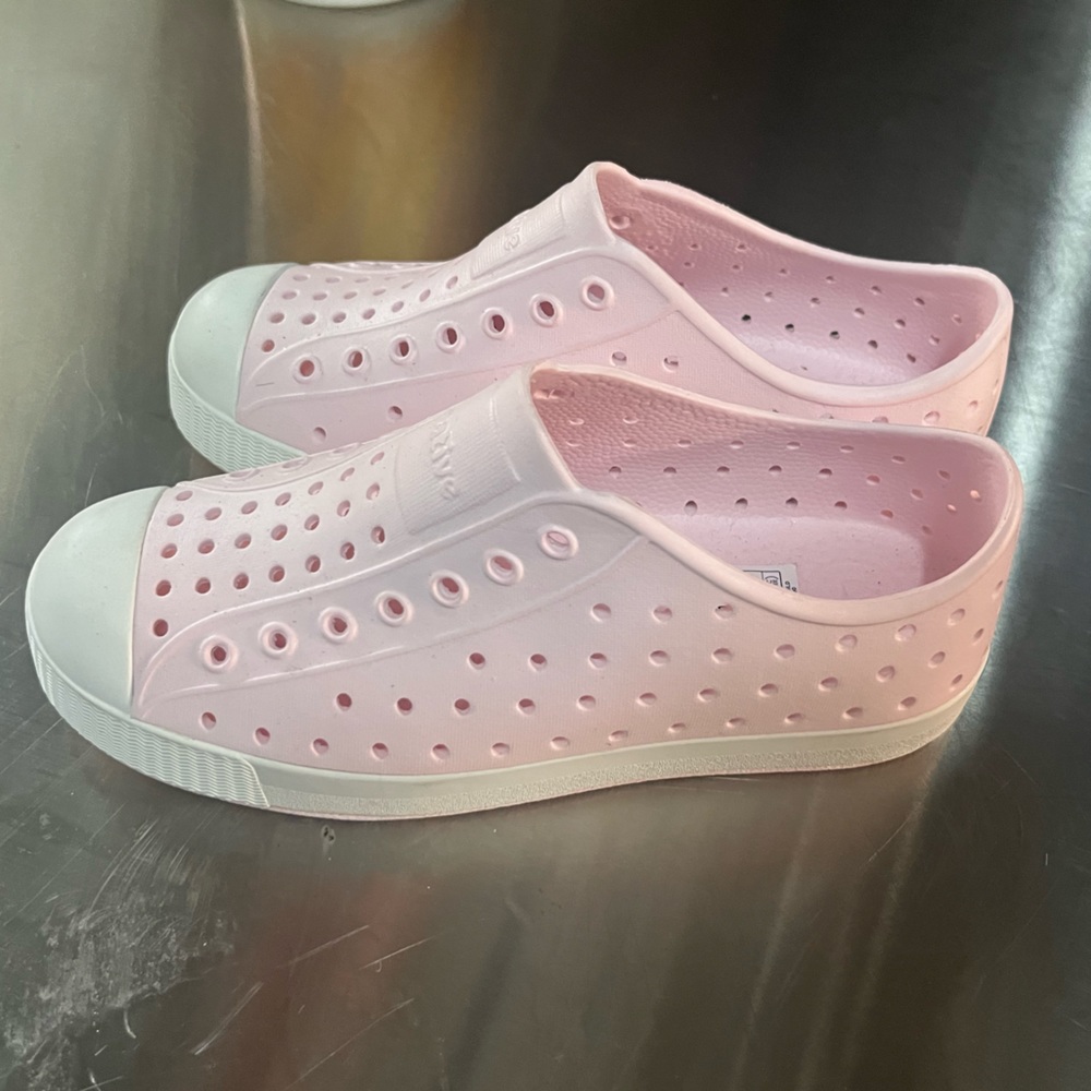 Native brand Jefferson child size 2 in milk pink